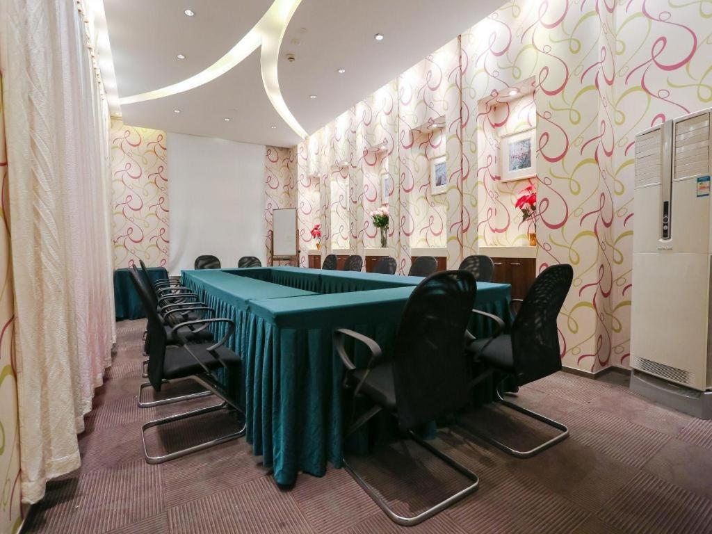 Jinjiang Minsheng Road Metro Station Hotel
