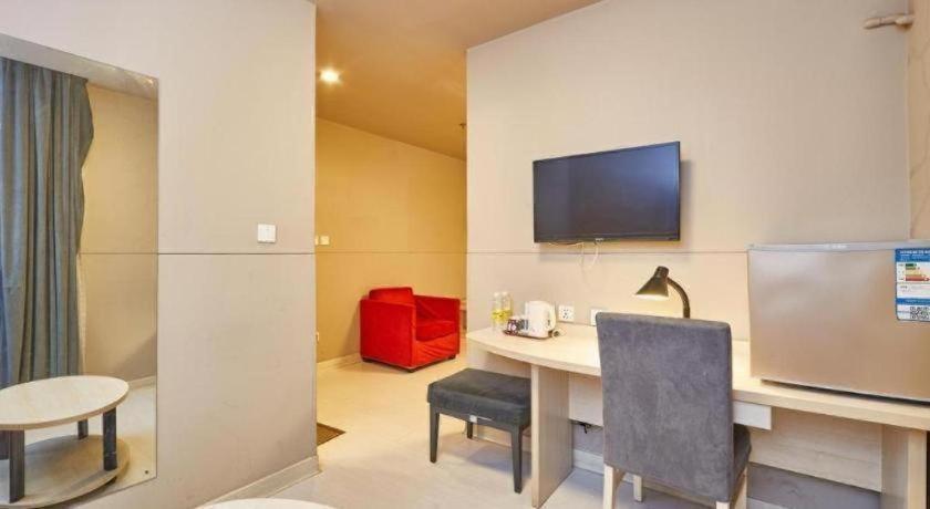 Jinjiang Minsheng Road Metro Station Hotel