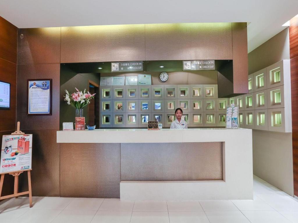 Jinjiang Minsheng Road Metro Station Hotel